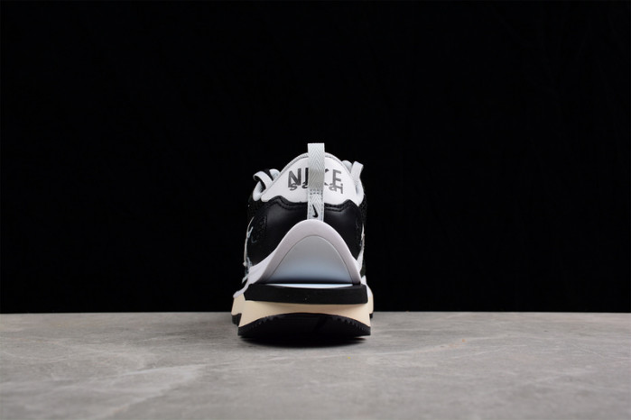 nike vaporwaffle sacai black white cv1363-001