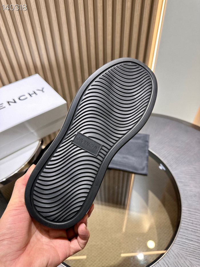 Givenchy Sneakers 660019