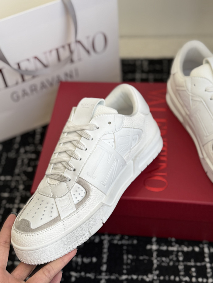Va1e*ntin0 SNEAKERS VT063