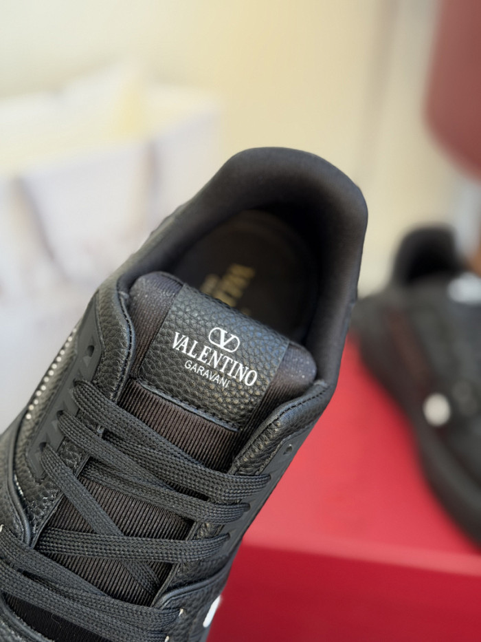 Va1e*ntin0 SNEAKERS VT055