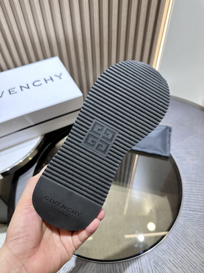 Givenchy Sneakers 660056