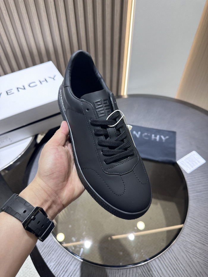 Givenchy Sneakers 660044