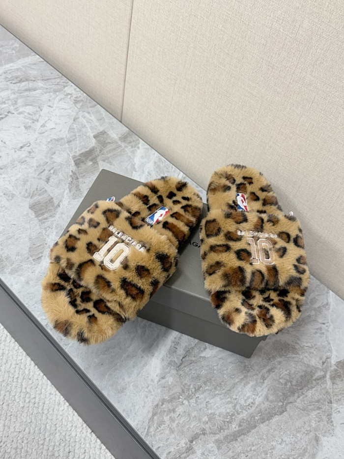 Balenciag* Sandal BS116