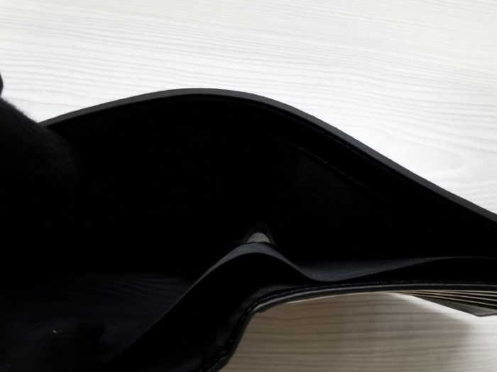 G*u*i snake black wallets