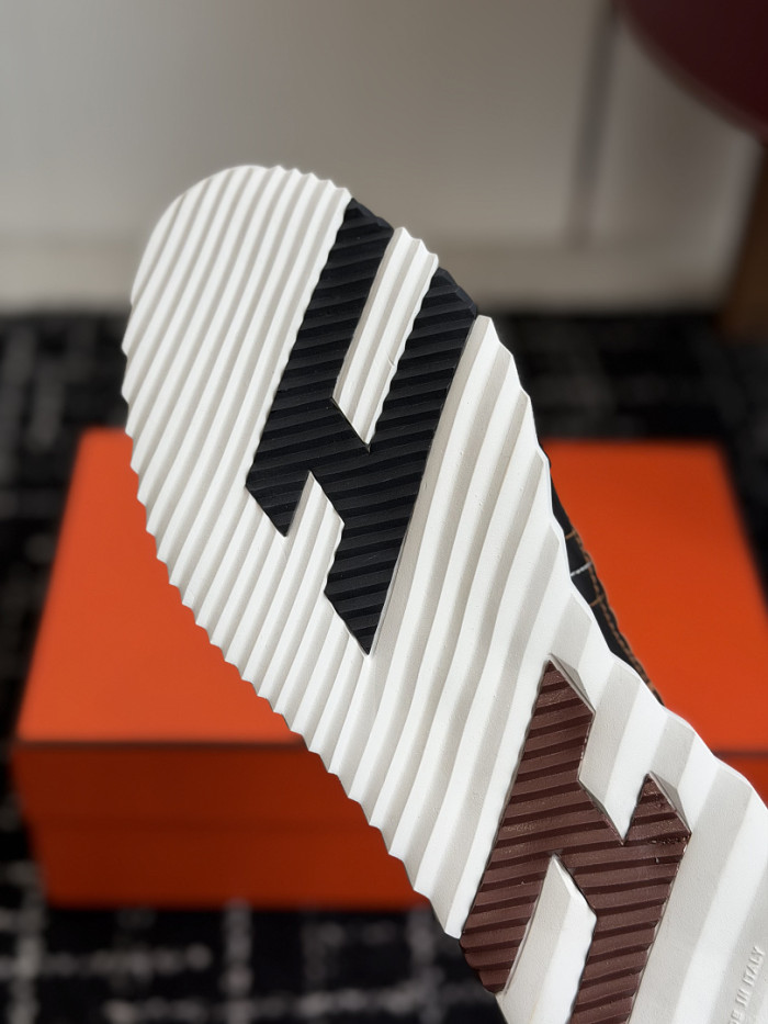 H**me5 snekaers HM124