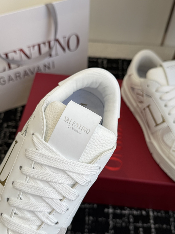 Va1e*ntin0 SNEAKERS VT057